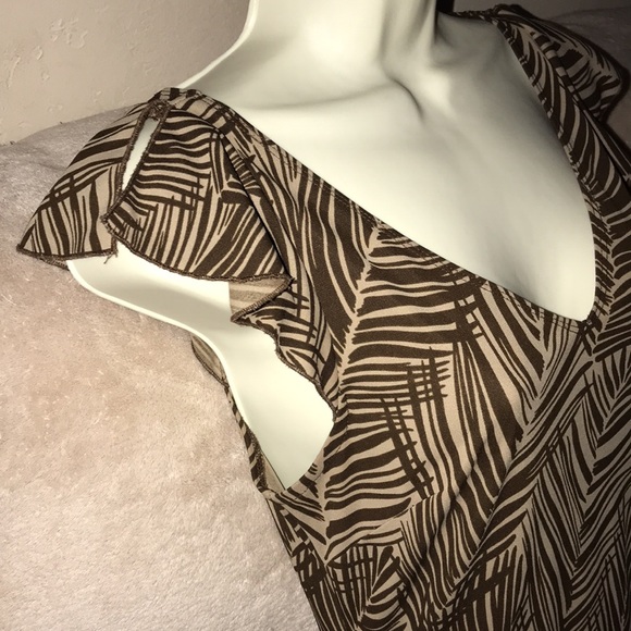 BCBG Maxazria Small tan and brown palm leaves pattern dress 💕 - Picture 4 of 7